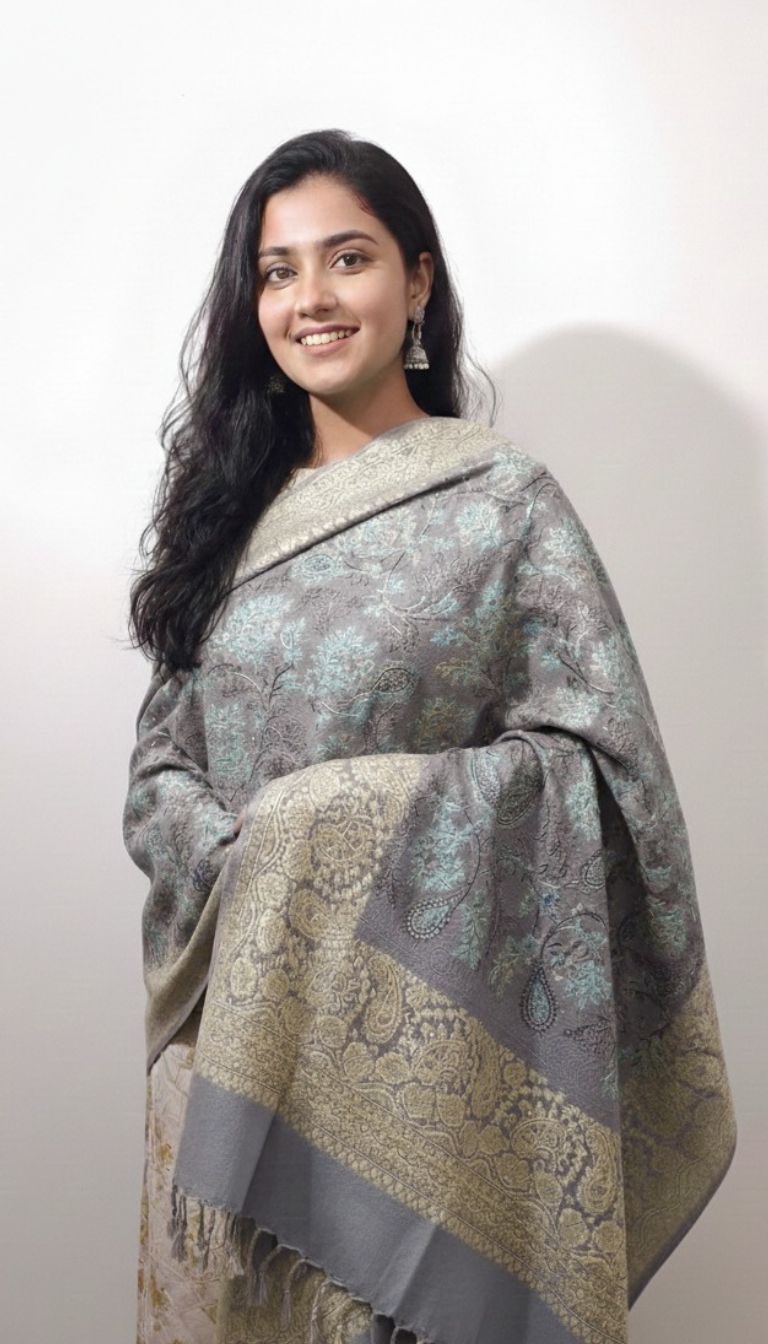 Elegant Paisley Woven Women’s Shawl – Soft Grey with Subtle Gold Accents